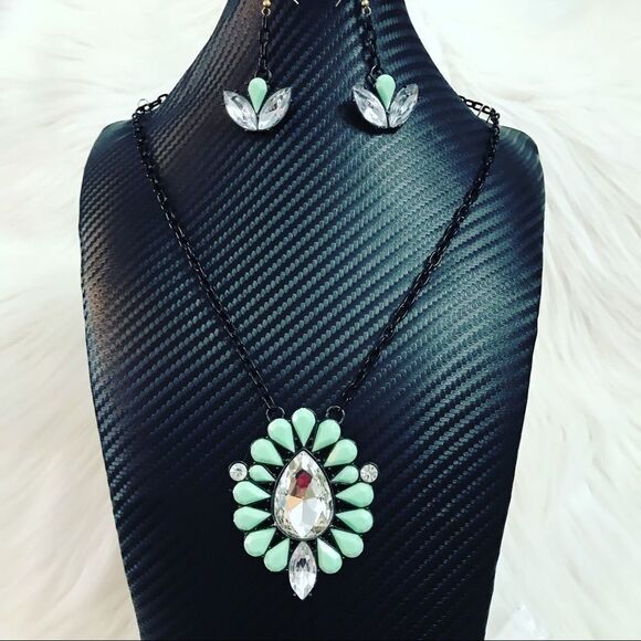 Jewel encrusted necklace set - Picture 1 of 6